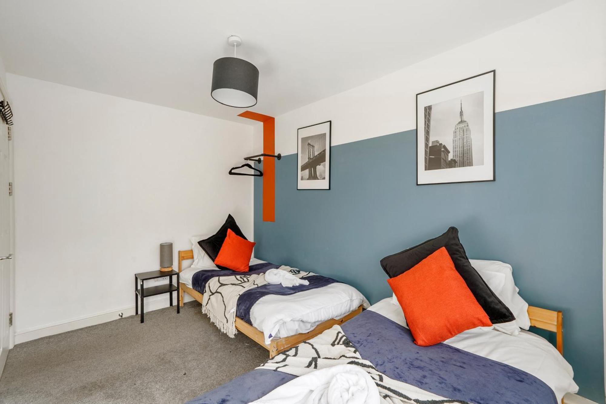 Modern Abode - Parking And Garden